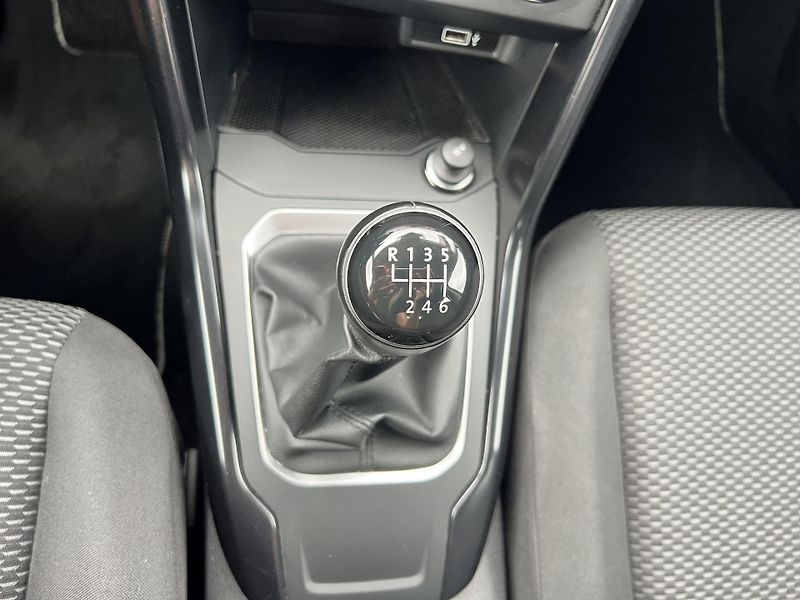 Volkswagen T-Roc 1.0 - fotka 15 z 22