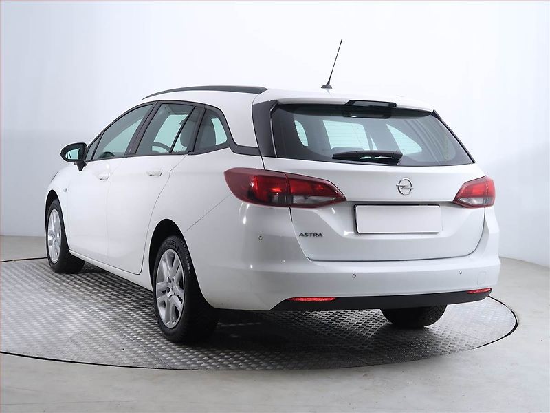 Opel Astra (2019) 1.4 T, Tempomat, Park. senzory - fotka 4 z 18