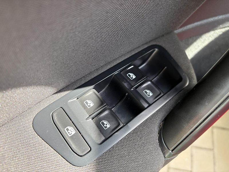 Volkswagen Golf 1.0 TSi Comfort - fotka 26 z 31