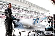 F1 2017 GP Španělska - pohled na žraločí ploutev Valtteriho Bottase (Mercedes) s novými velkými čísly