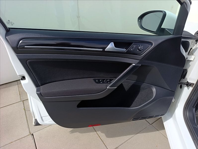 Volkswagen Golf 2,0 TDi DSG Aut.Klima Tempomat - fotka 12 z 41