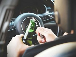 V České republice řídit pod vlivem alkoholu nesmíte, v jiných zemích jedno pivo nevadí
