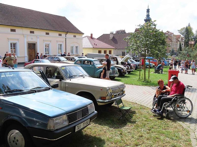 V pořadí 9. ročník srazu veteránů v Chýnově na Táborsku se v neděli 18. srpna dopoledne těšil velké návštěvnosti z řad účastníků i diváků.