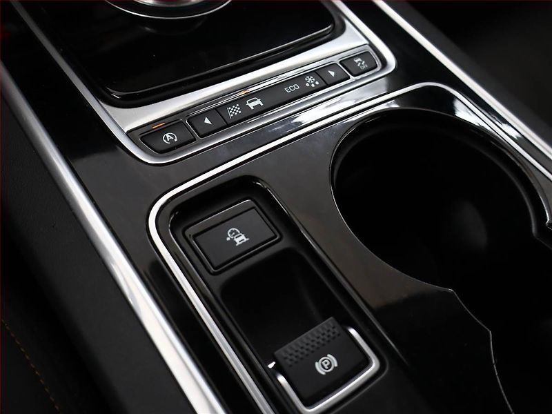 Jaguar XE (2016) 20d AWD, 4X4, Automat - fotka 14 z 16