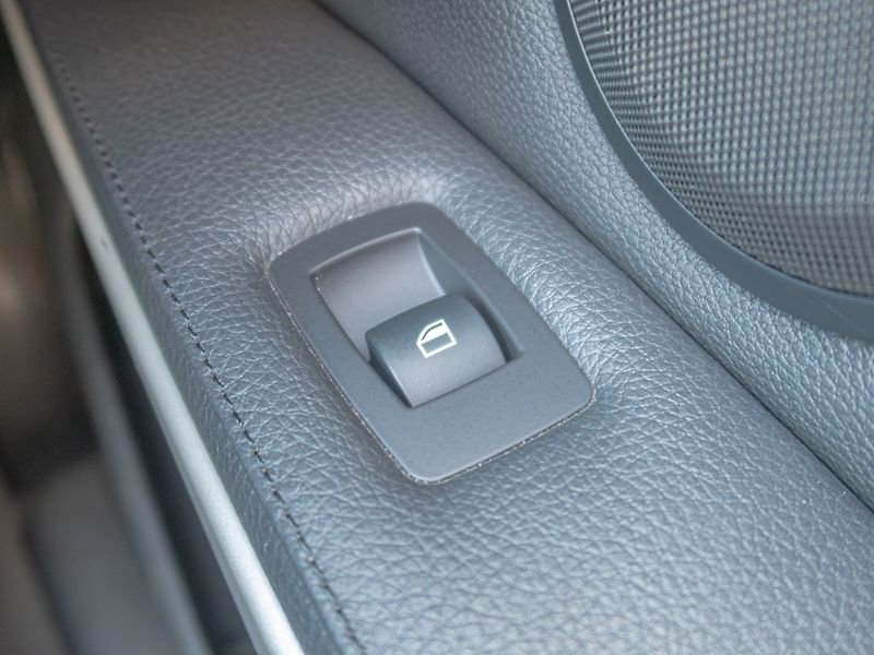 BMW Řada 3 (2011) 325i 160KW mat HK – NAVIGACE - fotka 33 z 52