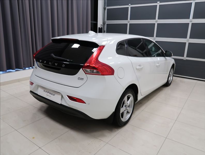 Volvo V40 1,6 D2 VÝHŘEV SEDADEL 2x ALU - fotka 4 z 23