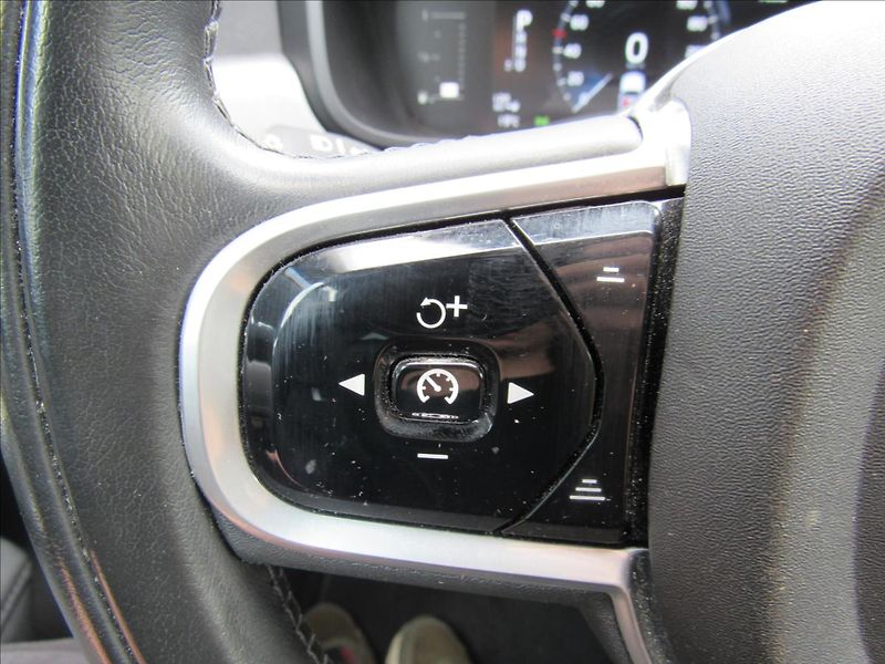 Volvo V90 2,0 D5 173kW AWD Automat - fotka 23 z 33