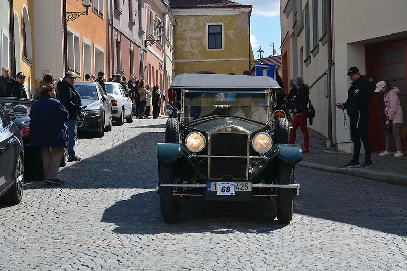 Automobiloví a motocykloví veteráni se vydali v neděli na tradiční jízdu Ze zámku na hrad. Start byl na Horním náměstí v Přerově, kde si lidé užili bohatý program.