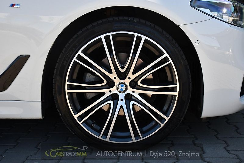 BMW Řada 5 520d xD M-SPORT HEAD-UP PANORA - fotka 51 z 58