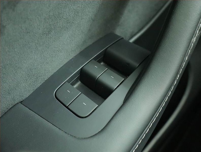 Tesla Model Y (2021) Long Range AWD 75kWh, SoH 91% - fotka 18 z 23