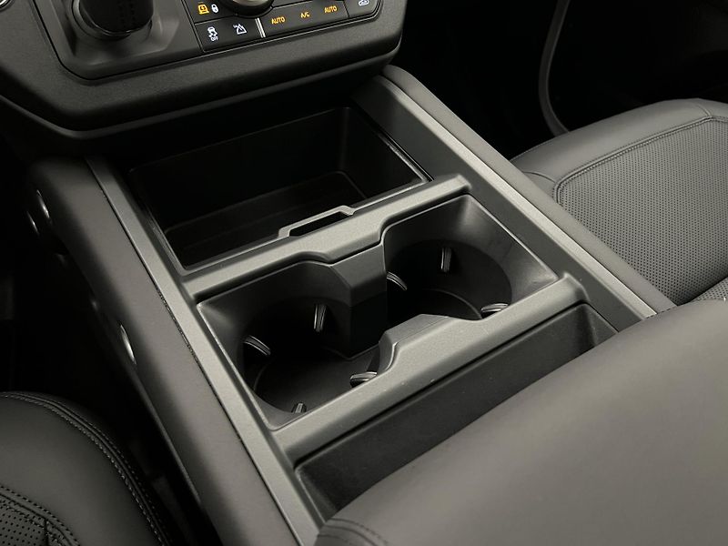 Land Rover Defender 110 D250 X-DYNAMIC SE 1. maj.  - fotka 43 z 47