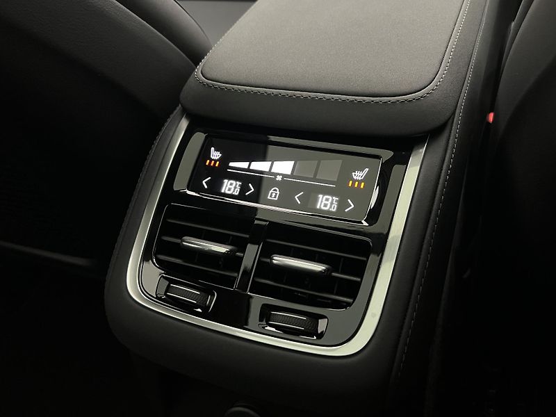 Volvo XC90 T8 RECHARGE PLUS DARK  - fotka 21 z 49
