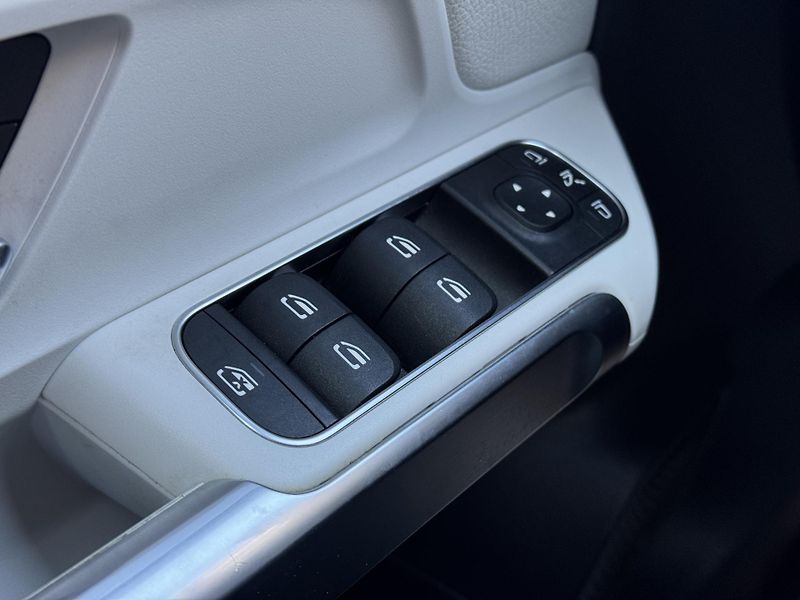 Mercedes-Benz GLB (2019) 200d 4Matic, AMG Line Head-up  - fotka 25 z 51