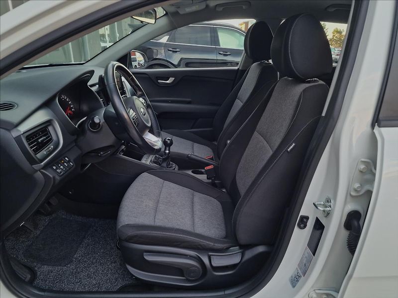 Kia Stonic 1.2 DPI 62kW Comfort,ČR,1.Maj - fotka 19 z 47