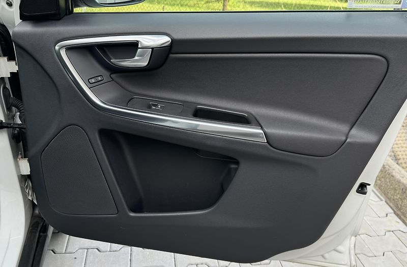 Volvo XC60 D4 AWD MOMENTUM - fotka 13 z 43