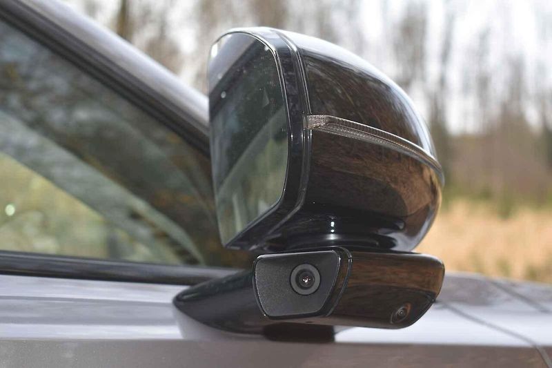 Nové Volvo ES 90 jsme projížděli ve středních Čechách.