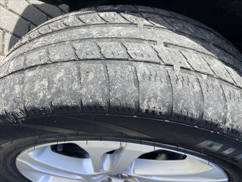 Volvo XC70 2,4 D4 AWD Geartronic Polar 13 - fotka 27 z 30