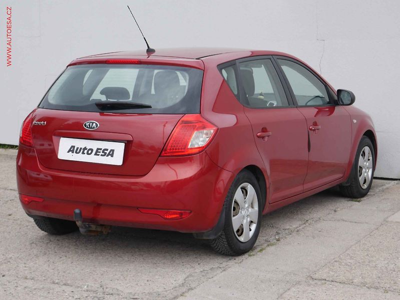 Kia Ceed (2009) 1.4i, 2.maj,ČR, tažné - fotka 6 z 17