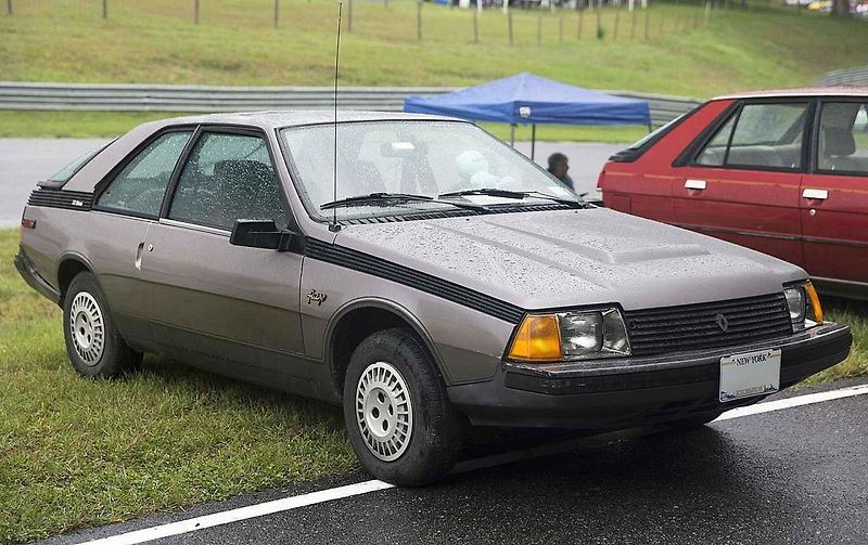 Renault Fuego GTX z roku 1982 s charakteristickým velkým zadním oknem, pod nímž se skrýval prostorný kufr.