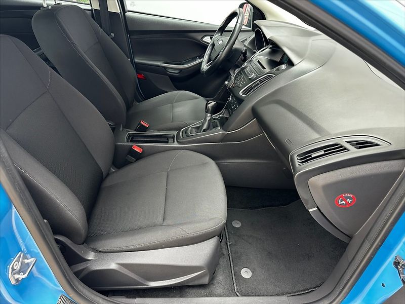 Ford Focus 1,6 i 16V 77kW-CZ-1 MAJITEL!! - fotka 12 z 32