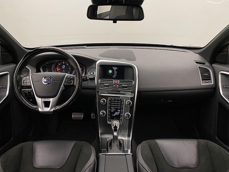 Volvo XC60 D4 AWD MOMENTUM AUT  - fotka 2 z 48