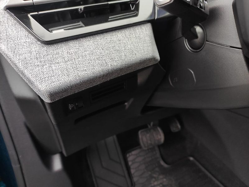 Peugeot 3008 (2026) Business 1.2 HYBRID 145k AUT6 - fotka 25 z 28