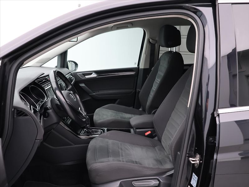 Volkswagen Touran 2,0 TDI 110kW DSG Highline 7M - fotka 11 z 35