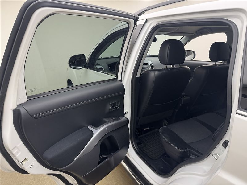 Mitsubishi Outlander 2,2 4WD AUTOMAT VÝHŘEV KAMERA - fotka 30 z 34