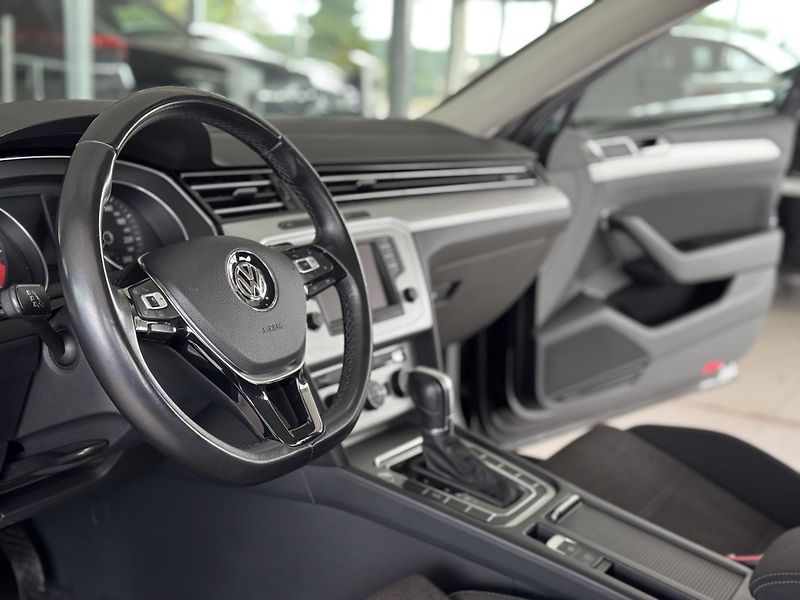 Volkswagen Passat 1,6TDI DSG*ComfortLine*ACC*Nav - fotka 12 z 32