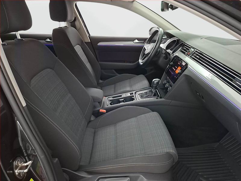 Volkswagen Passat (2019) 1.6 TDI, Automat, Navi - fotka 9 z 21