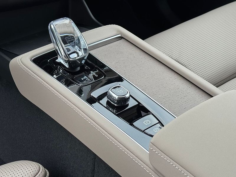 Volvo XC90 (2026) PLUS B5, VZDUCH, 360° - fotka 11 z 22