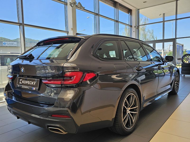 BMW Řada 5 530d xDrive - fotka 8 z 30