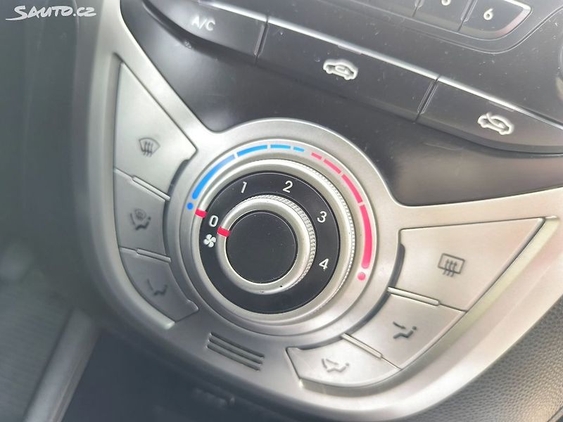 Hyundai ix20 KRÁSNÝ,100TKM,SERVISKA,1MAJ67L - fotka 11 z 24