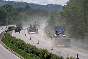 První armádní výcvik přesunu tanků Leopard 2A4 na dálnici D35.