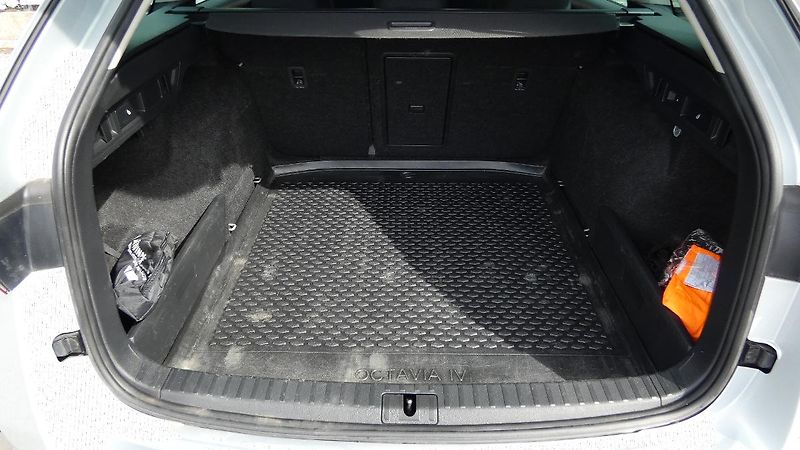 Škoda Octavia Combi 2,0 TDI Style 4x4 DSG 11 - fotka 21 z 25