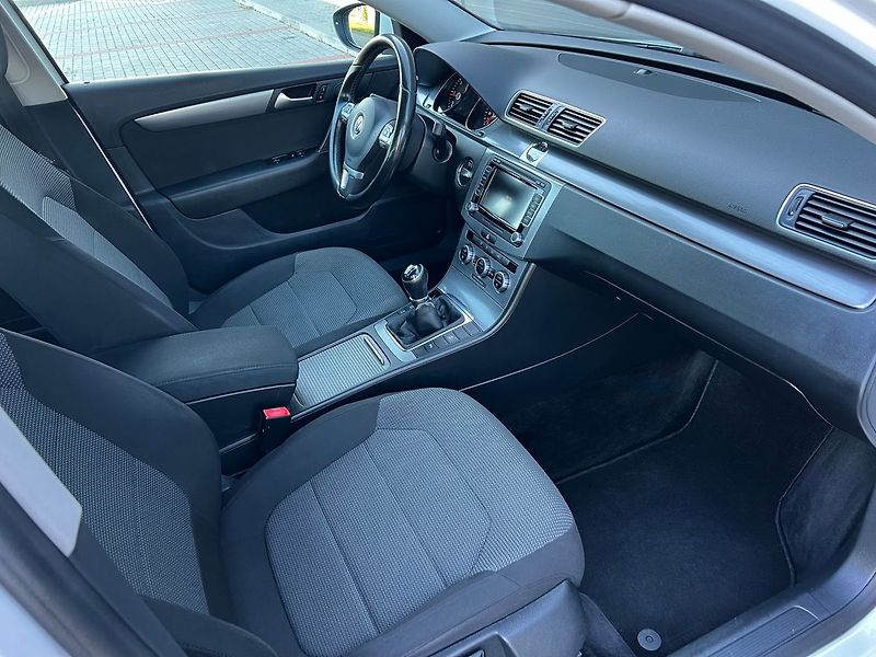 Volkswagen Passat TDI-ALU-NAVI-PLNÝ SERVIS - fotka 22 z 45