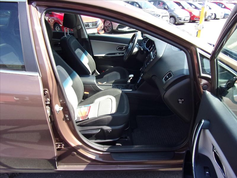 Kia Ceed 1,6 CRDi Exclusive SW - fotka 9 z 28