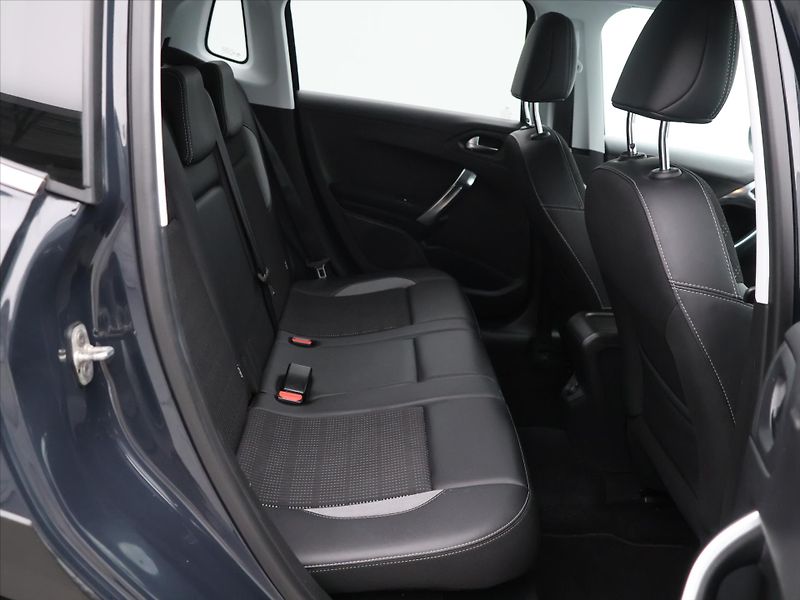 Peugeot 2008 1,2 Puretech 81kW Allure - fotka 12 z 25