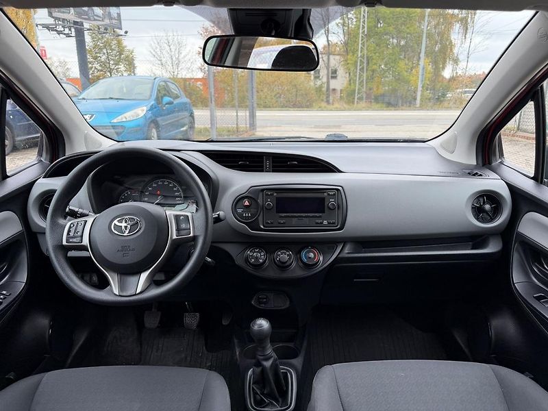 Toyota Yaris 1.0i 51 kW klima, serviska - fotka 8 z 17