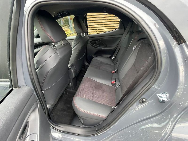 Toyota Yaris 1.5.Hybrid 130 HP GR Sport - fotka 23 z 27