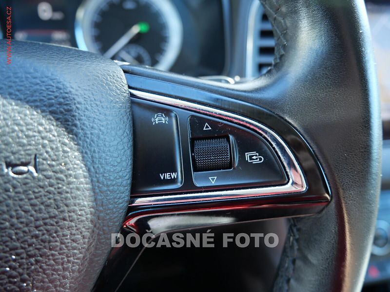 Škoda Karoq (2019) 1.5 TSi, Ambition, DSG, panor - fotka 17 z 21