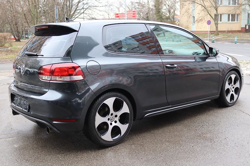 Volkswagen Golf GTI 2.0TSI 147kW - fotka 10 z 47