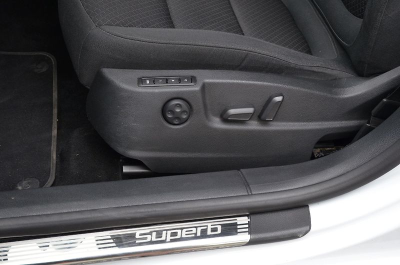 Škoda Superb (2015) 2.0 TDi DSG 4x4 WEBASTO /TAŽNÉ - fotka 18 z 38