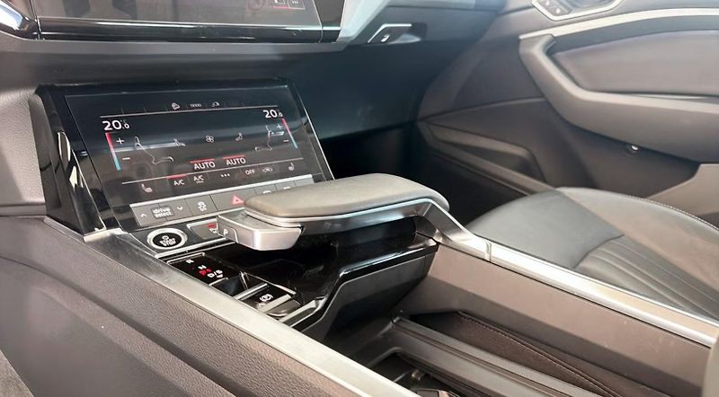 Audi Q8 e-tron 50 Q Kamera Tažné Ambient - fotka 14 z 18