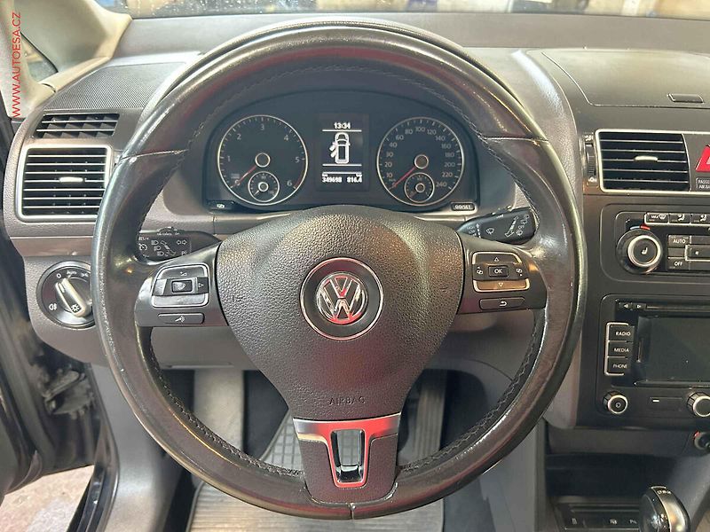 Volkswagen Touran (2011) 1.6 TDi, 2.maj, DSG, navi - fotka 16 z 16