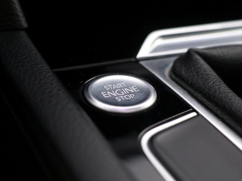 Volkswagen Passat 1,6 TDI Highline Tažné Panoram - fotka 26 z 37