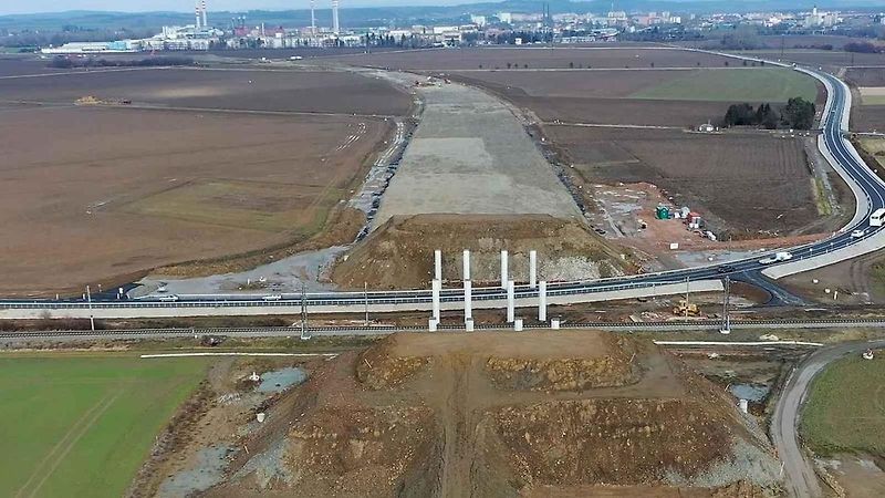 Stavba D1 Říkovice-Přerov, únor 2024. Pohled z výšky.