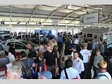 Goodwood se stává také místem pro klasický autosalon. Návštěvnící mají mnohdy možnost auta i vyzkoušet.