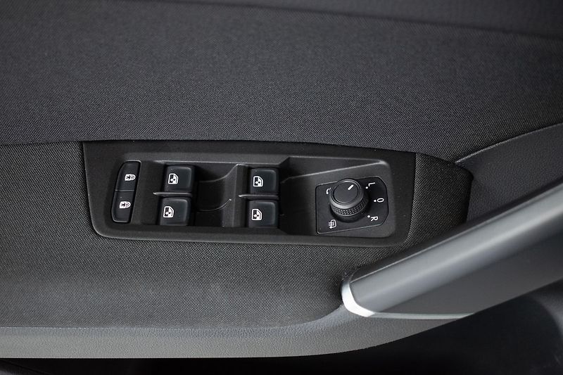 Volkswagen Touran 2.0TDI TAŽNÉ*WEBASTO*DPH*ČR 1M - fotka 18 z 51