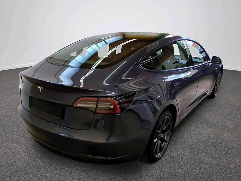 Tesla Model 3 (2022) AMD Ryzen, LFP baterie - fotka 3 z 9